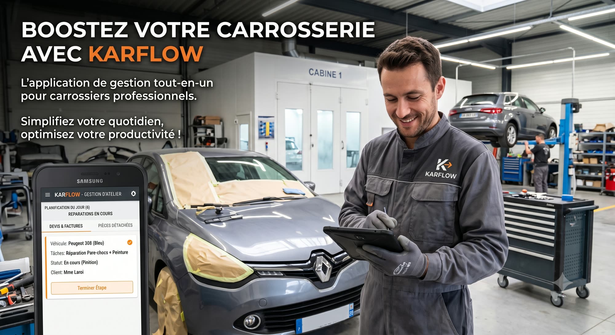 Un carrossier consulte KarFlow sur une tablette devant un véhicule en préparation, cabine de peinture en arrière-plan.